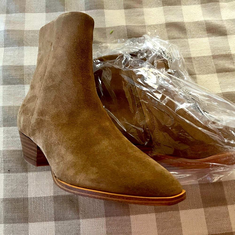Brand new tan Marc Fisher booties!